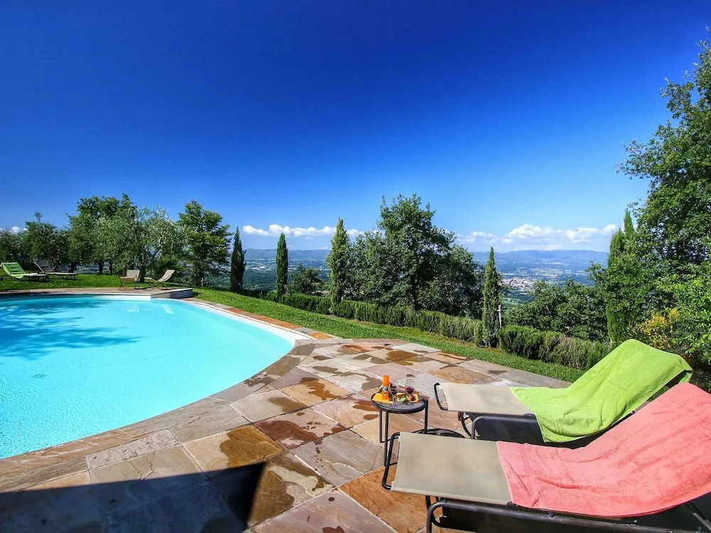 Majestic Farmhouse in Loro Ciuffenna with Pool