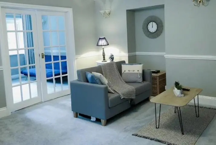 Self contained guest house with walking distance to beach and town center