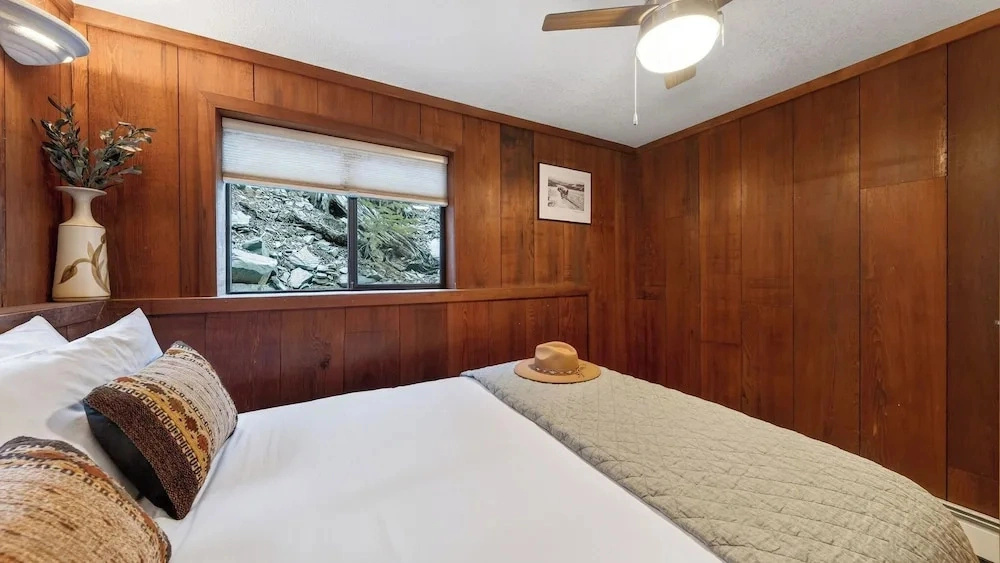 Grand Elk Chalet by Avantstay Private Beach + Pier + Hot Tub Historic A-frame in Carnelian Bay Near Tahoe City + Hiking Trails