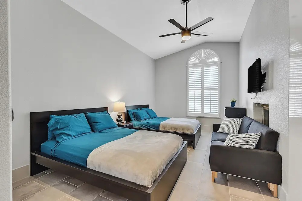 Villa - 8 Bedrms 5 Bths 15 Beds