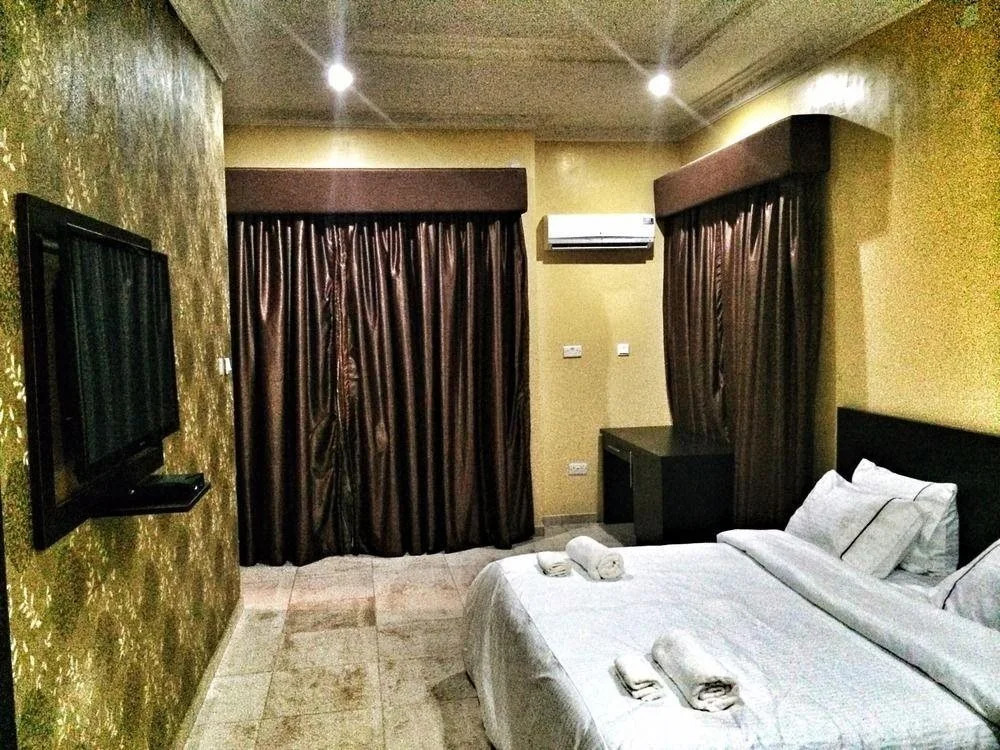 The 09 Club House Lounge And Suites