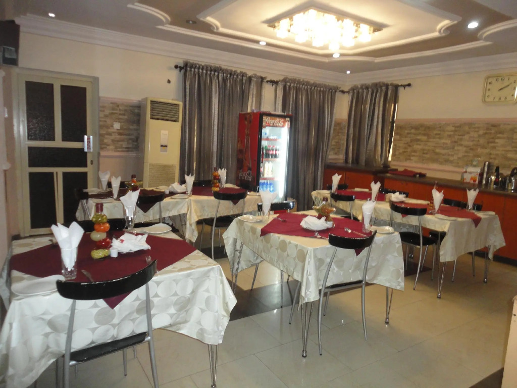 SDM Tavern and Suites