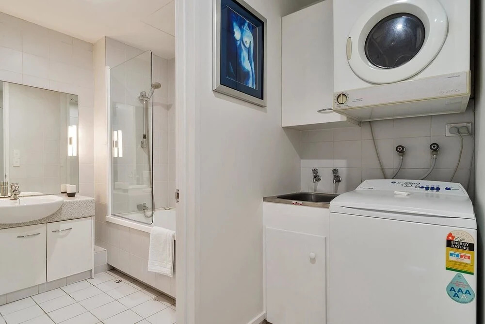 QV Quiet & sunny 2 Bedroom Apartment - 625