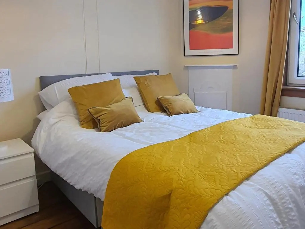 Large 3 Bed Apartment Glasgow West End Free Parking & Electric Vehicle point