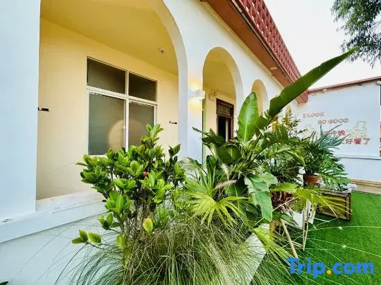 Mountain Pool and Cloud Realm Homestay Hotel