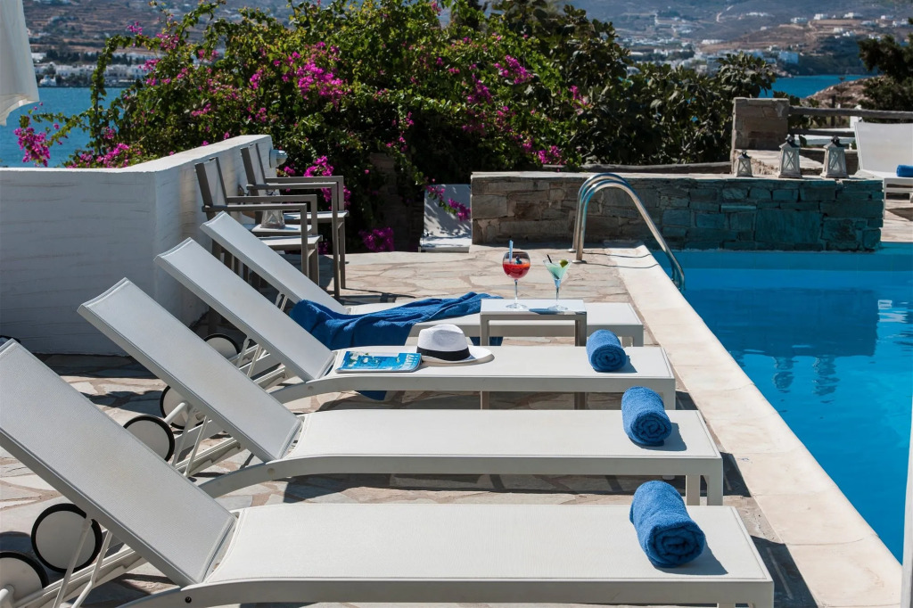 Akrotiri Hotel