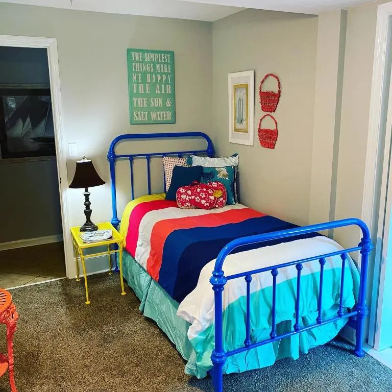 Mini Pearl, Private 2 BR - 1 block to BEACH!