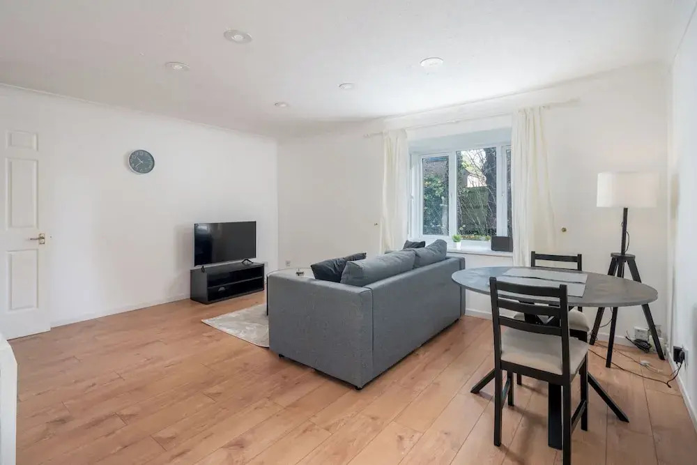Spacious 1 Bedroom Apartment w/ Parking in Crawley