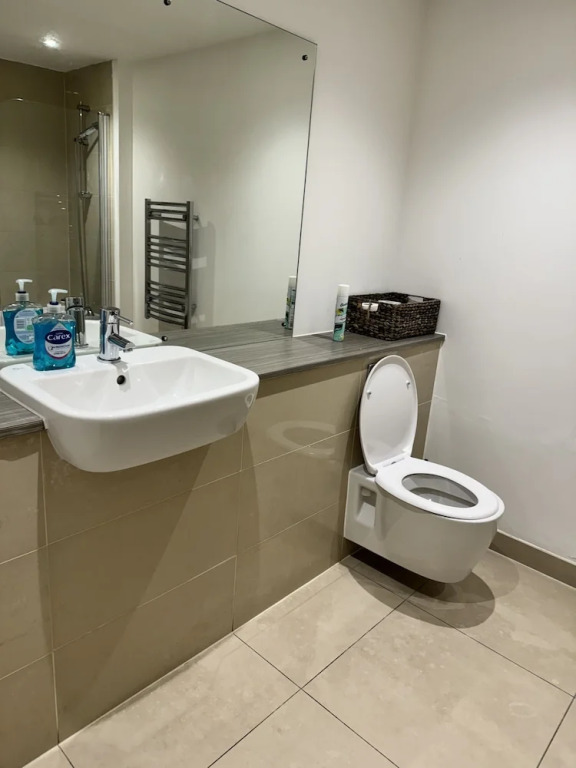 Stunning 2 Bed Apartment With Parking