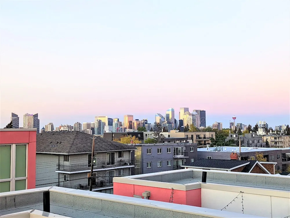 Monki Di Executive Suites - GLAS - Luxury Inner City Home 3 min to Downtown w Private Rooftop Patio Fireplace