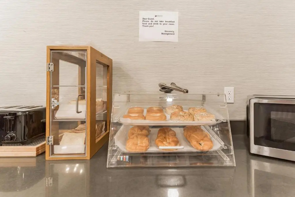 Orangewood Inn & Suites Kansas City Airport
