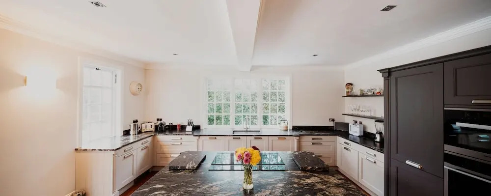 Beautiful 3 Bedroom Georgian Townhouse With Parking