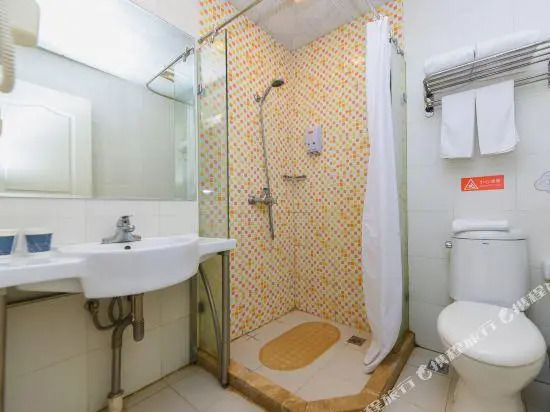 Home Inn (Shanghai New International Expo Center Yuqiao Metro Station)