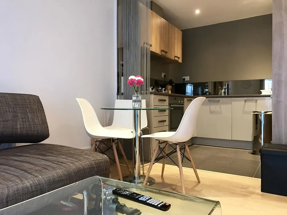 Spacious Flat With Private Patio Right by Kings X Station