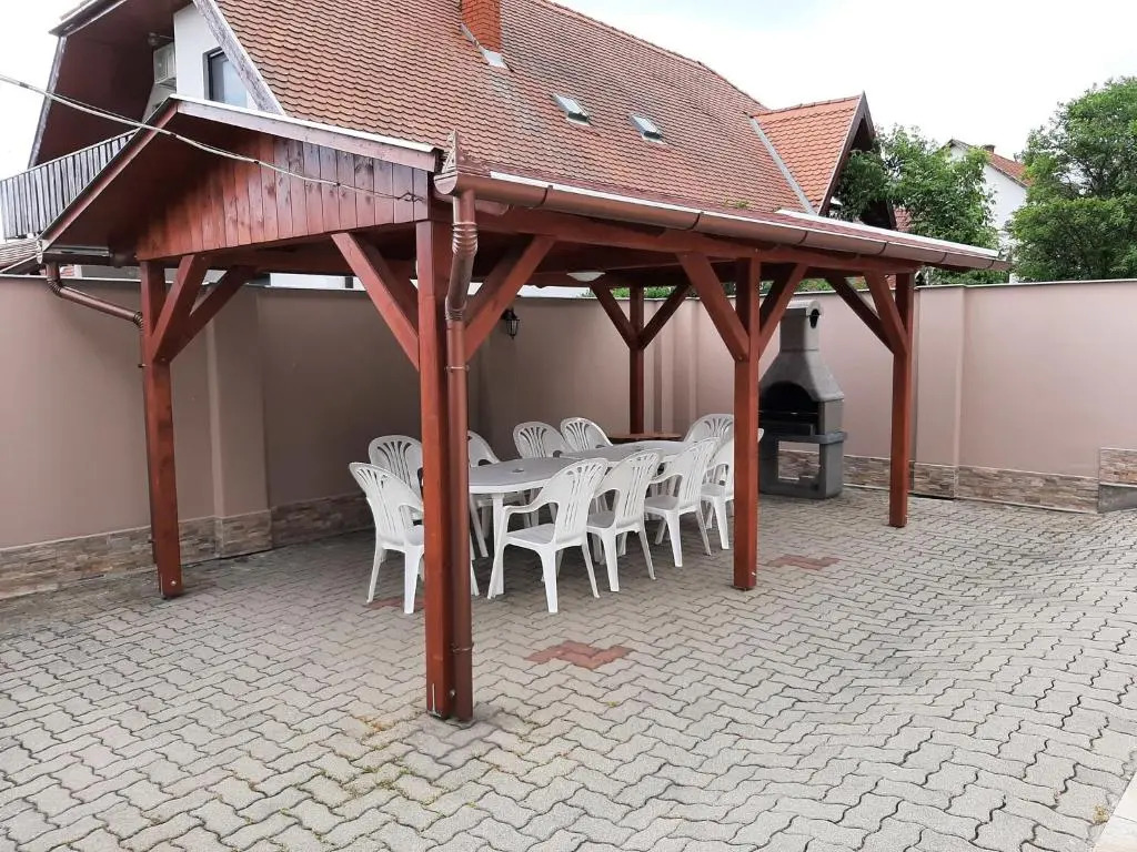 11 féröhelyes apartman