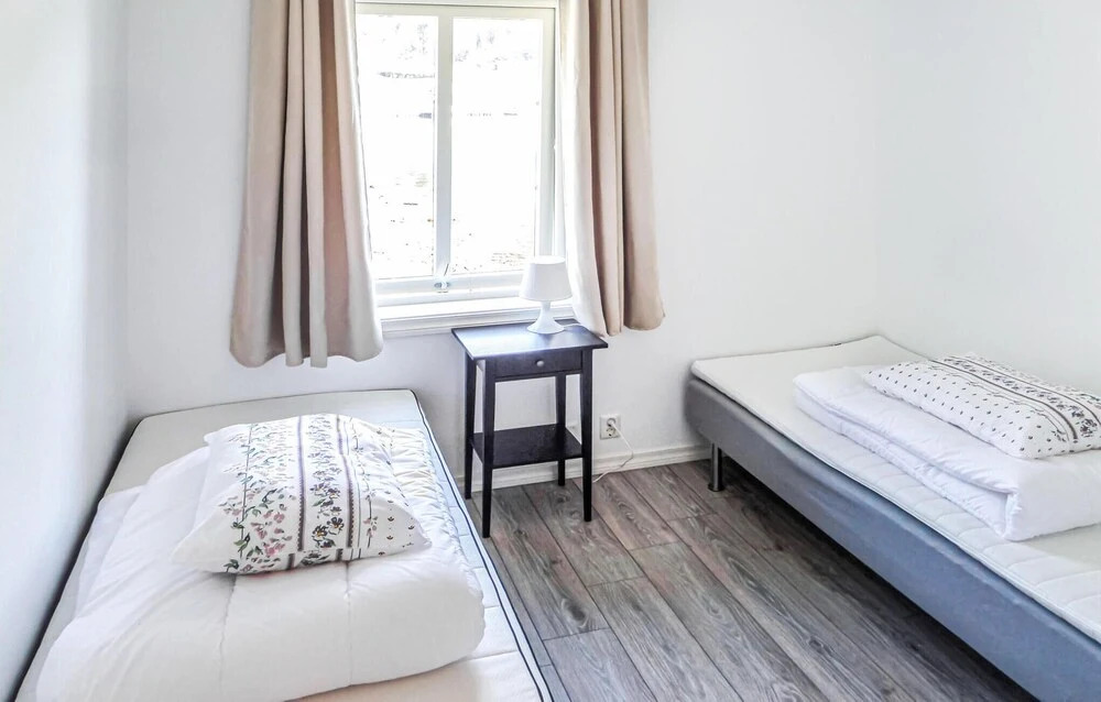 Awesome Apartment in Strandebarm With 5 Bedrooms and Wifi