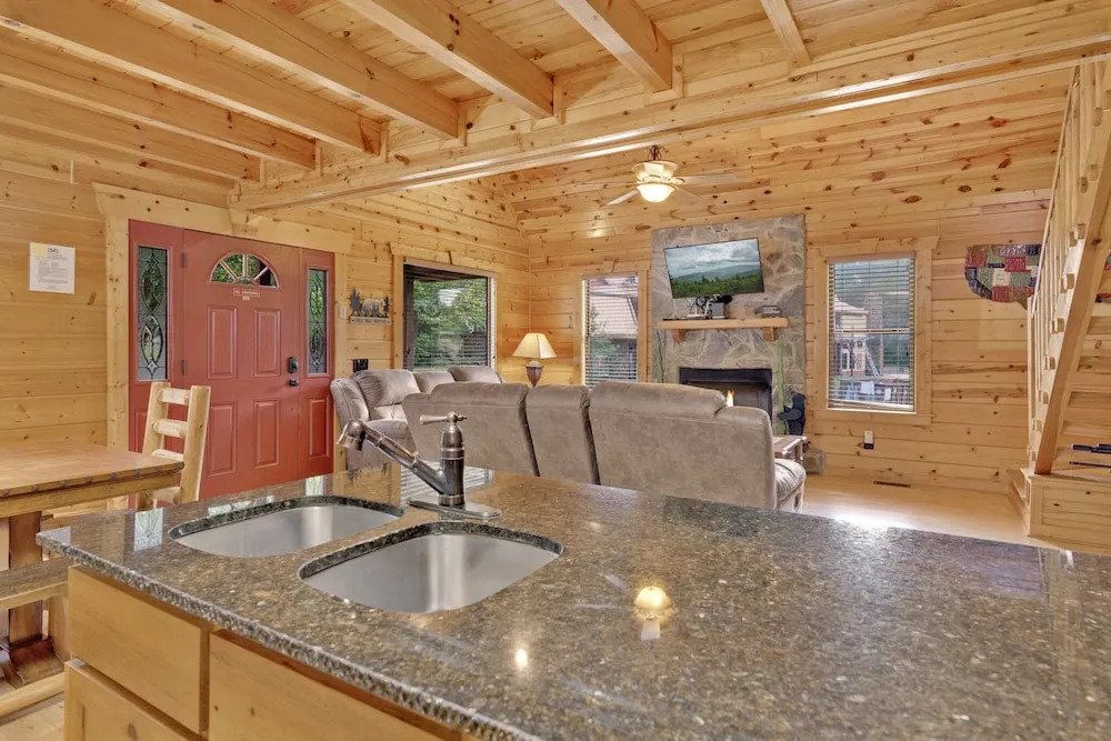 3 BDR Log Cabin in Cozy Resort w/ Private Hot Tub