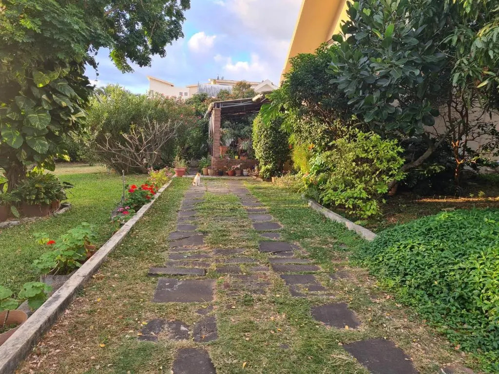 Comfy home-tropical garden & 5 min walk to beach