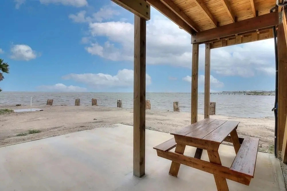 Laguna Shores 4 Bedroom Home by Redawning