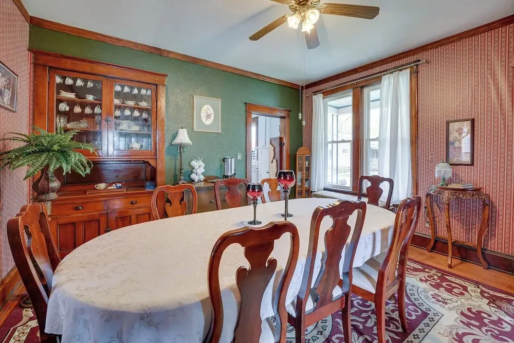 Dtwn Victorian Home - 1 Mi to Lake Michigan Beach!