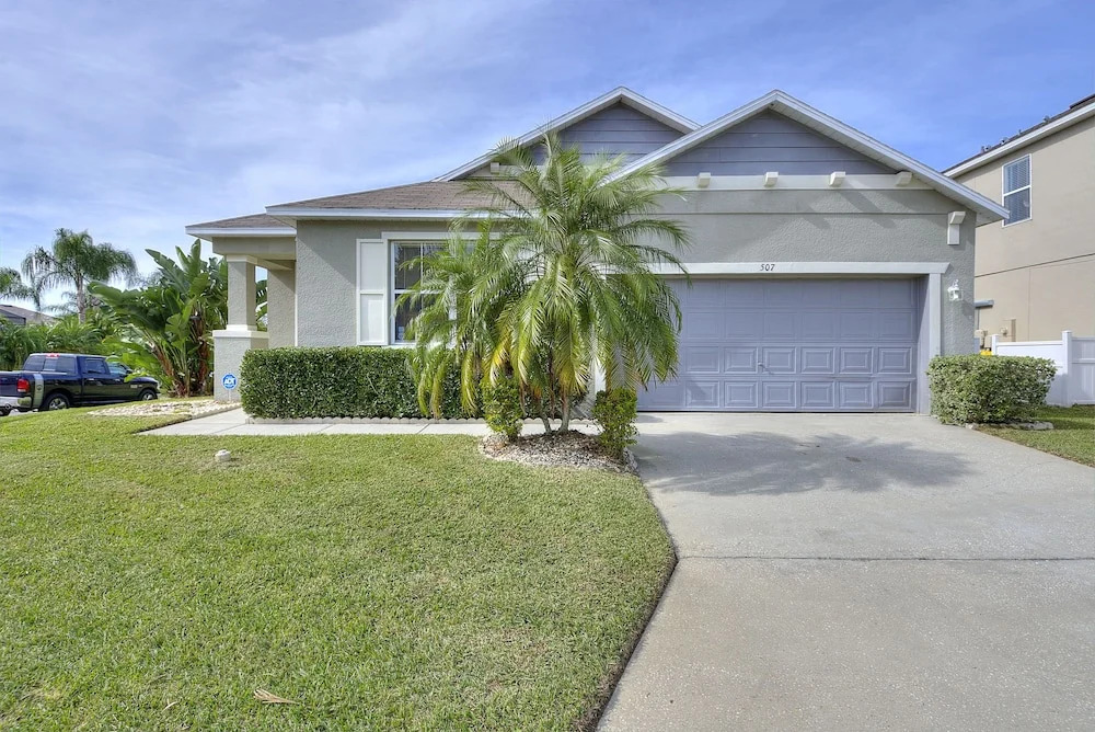 4 Bed Luxury at Legacy Park: Pool, Spa, Games Room