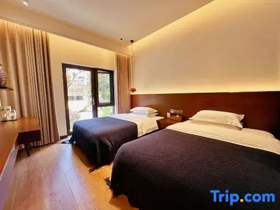 Mangshi Heyi Homestay (Dai Ethnic Ancient Town Golden Pagoda)