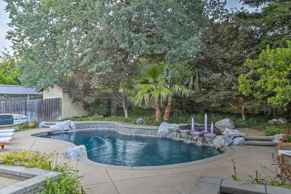 Redding Getaway w/ Hot Tub & Outdoor Kitchen!