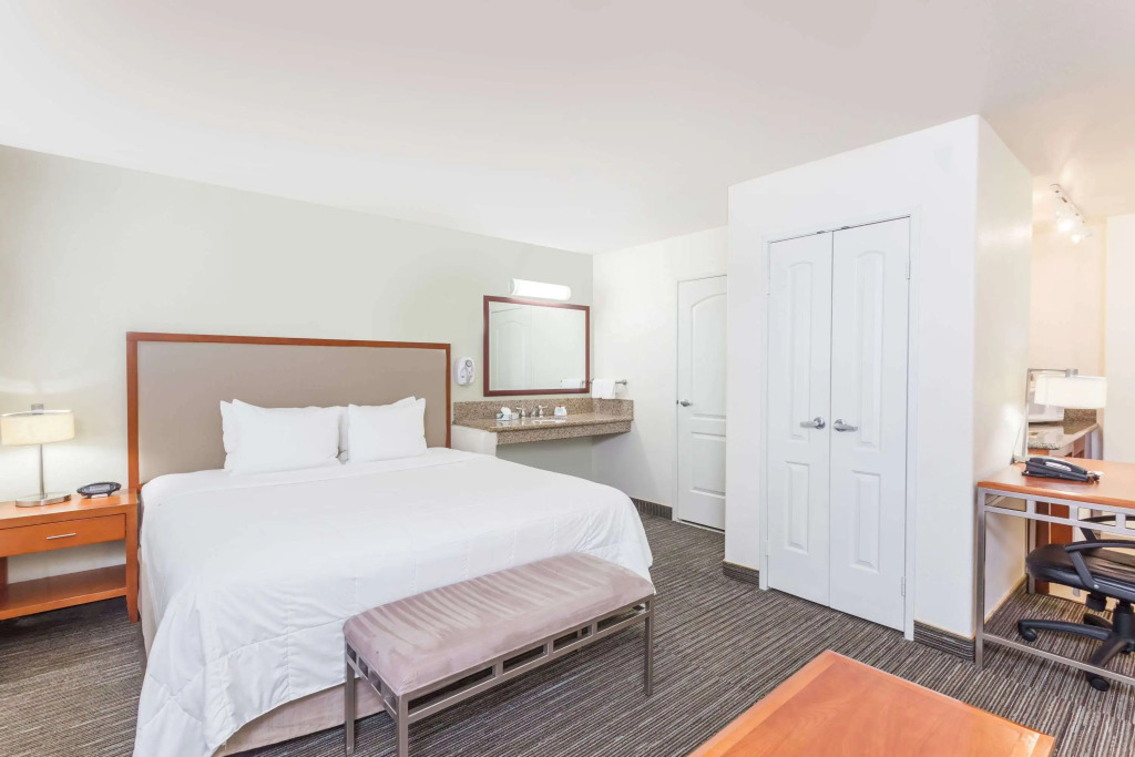 Hawthorn Suites