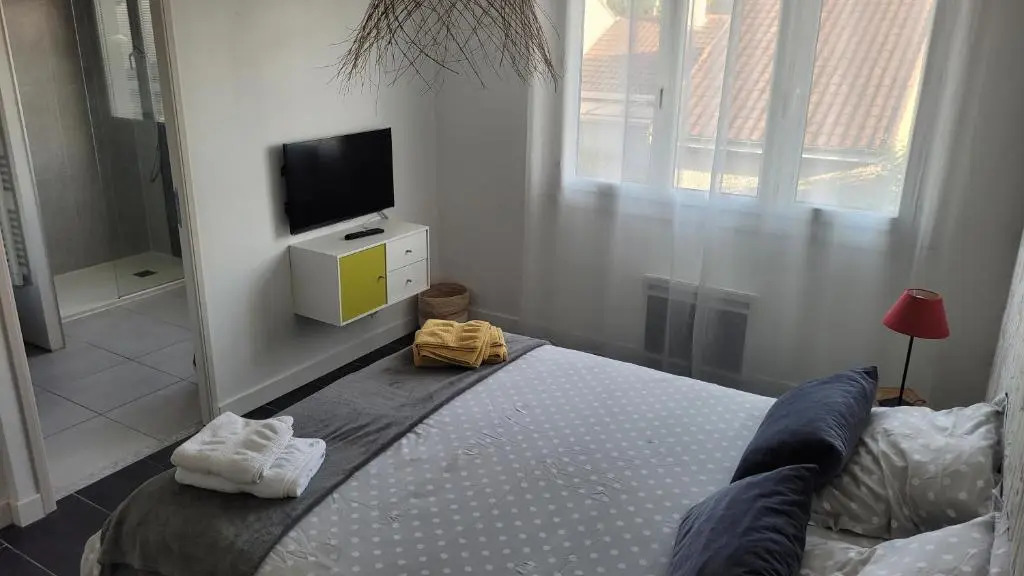 Grande chambre avec salle de bain privée