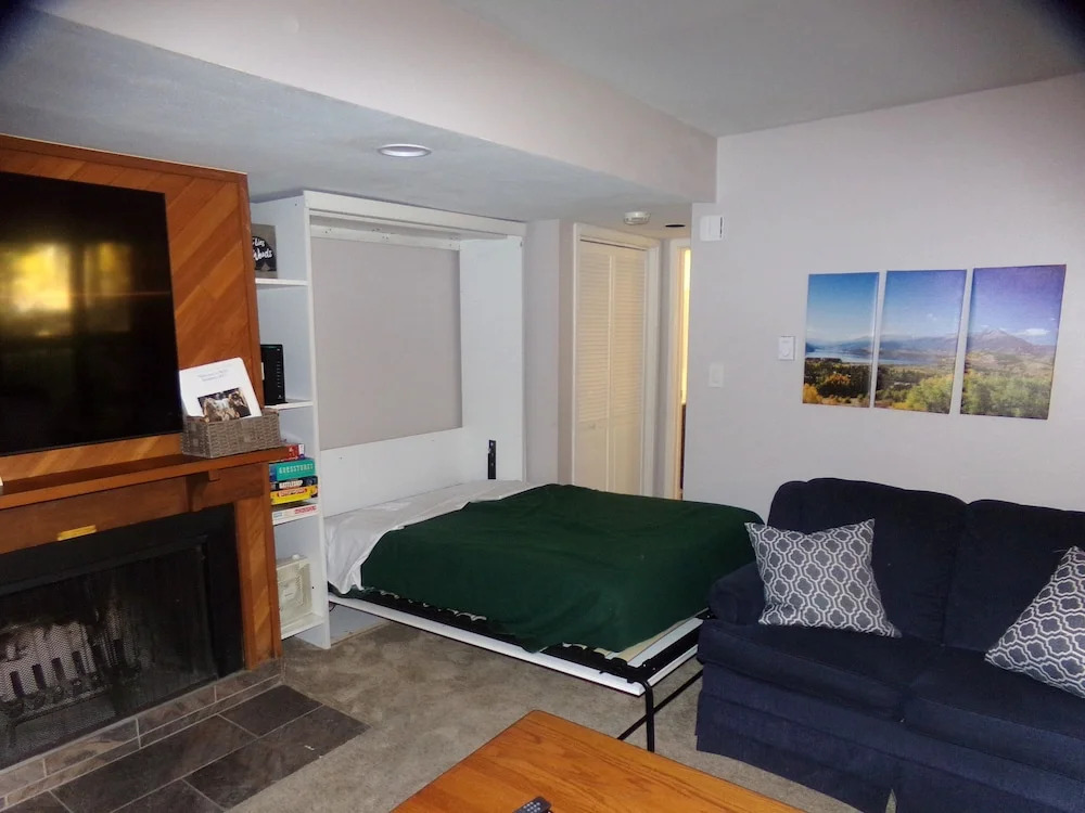 Wild Irishman 2 bed 2 bath Sleeps 9 WIBH