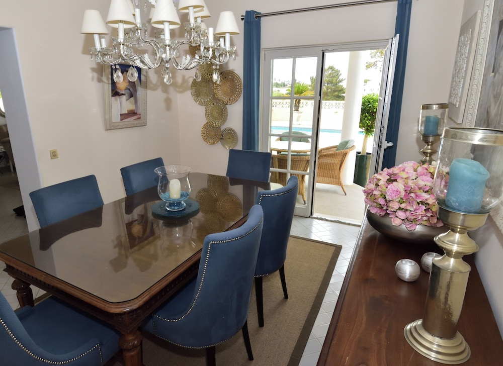 Villa Casa Tulipa Sleeps 4 with Pool Garden & A c