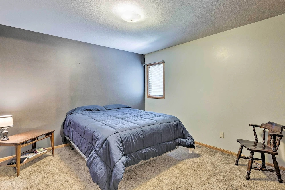 Elwood Townhome w/ Patio - 7 Mi to Johnson Lake