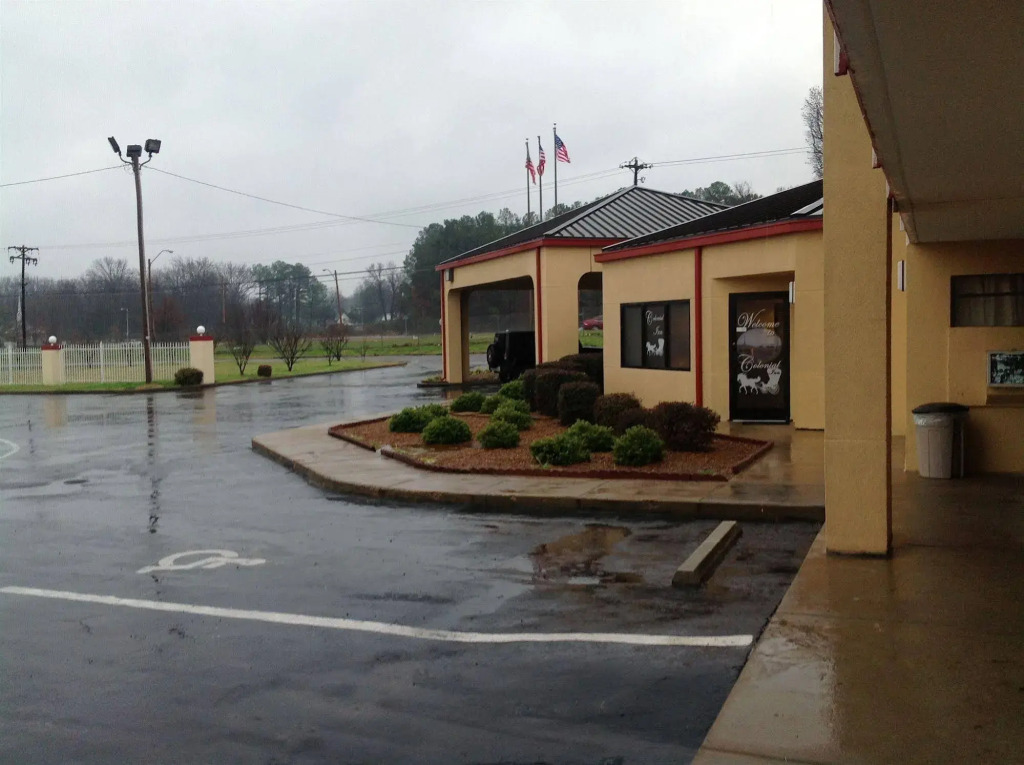 Colonial Inn & Suites /Airport/Graceland