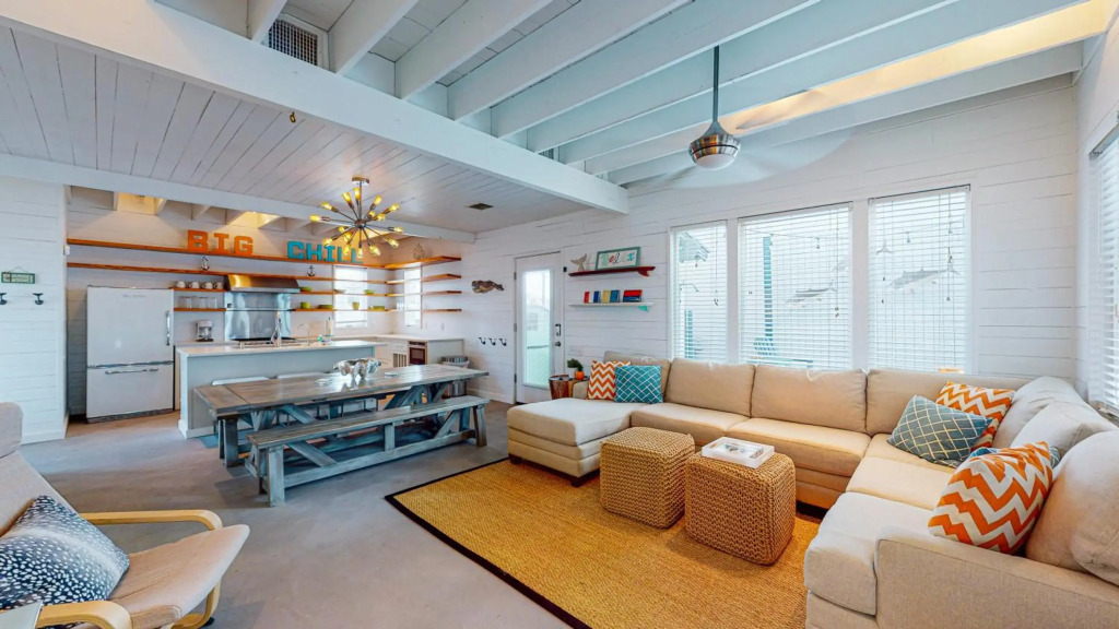 TP5 5BR Townhome, Shared Pool, In Town, Near Beach