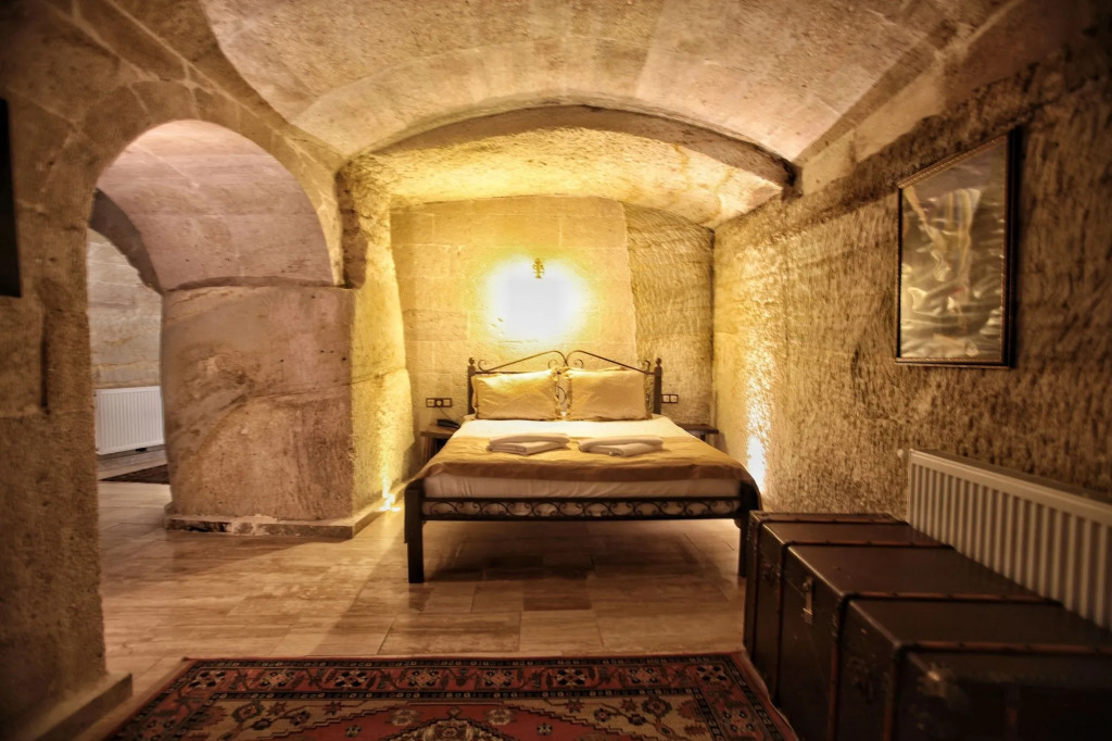 Emit Sakura Cave Hotel
