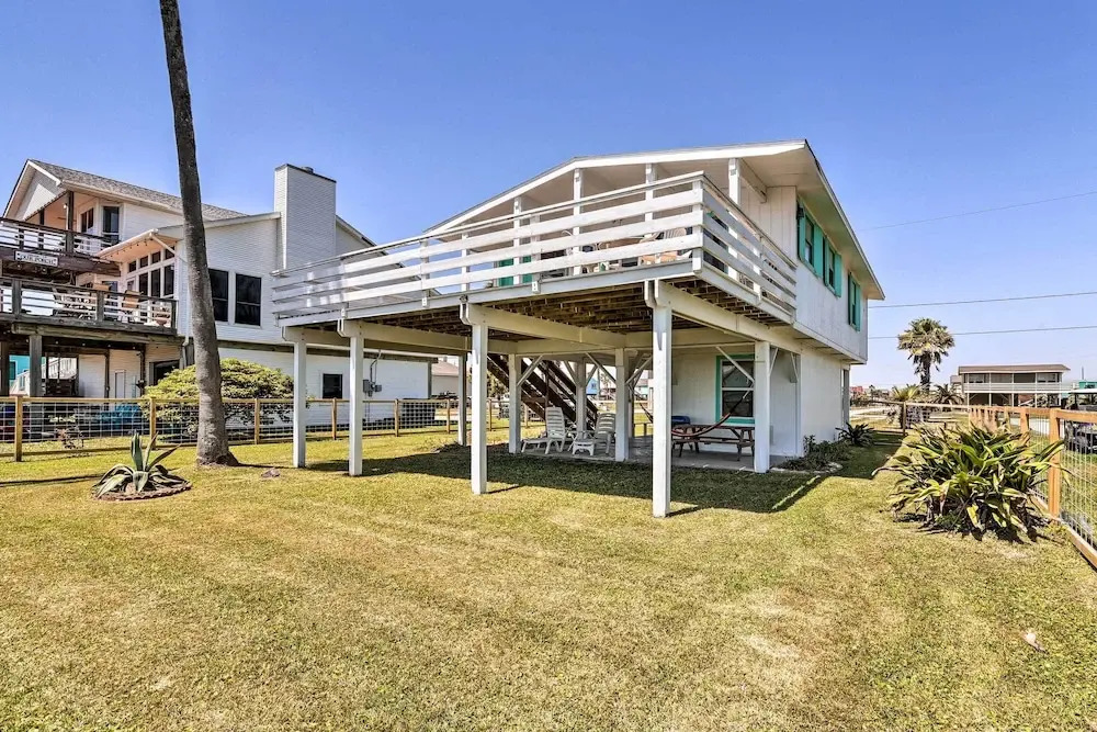 Gulf Coast Views! Coastal Winter Gem in Galveston