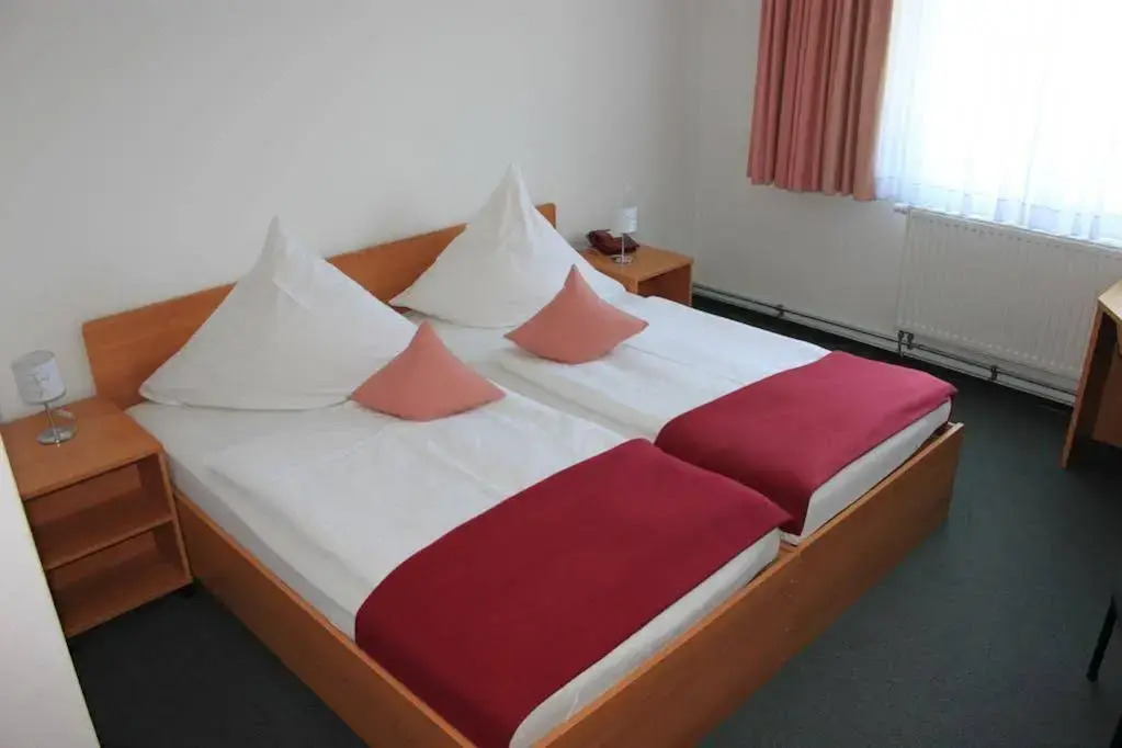 Hotel Café Galerie I Hannover-Garbsen I Free Parking
