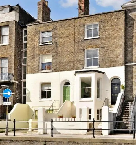 299 London Road