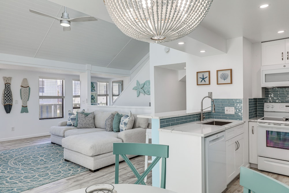 Bright & Airy Myrtle Beach Condo: 1 Block to Ocean