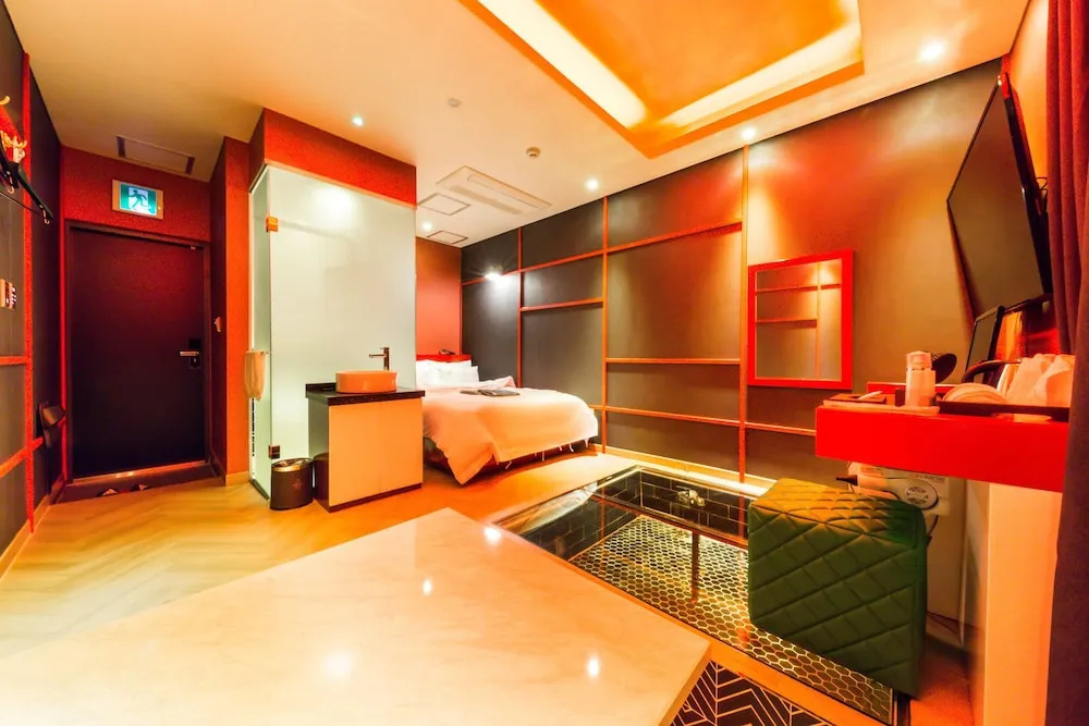 LA View Hotel