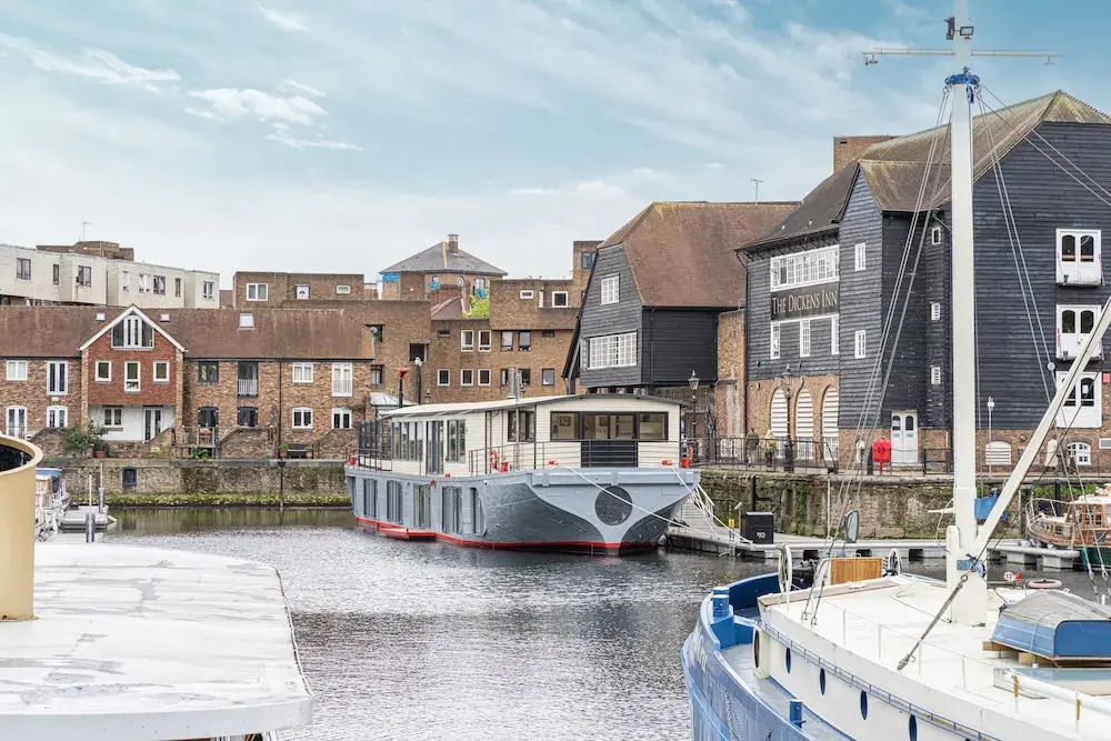 JOIVY Stunning 5-Bed Boathouse On The River Thames