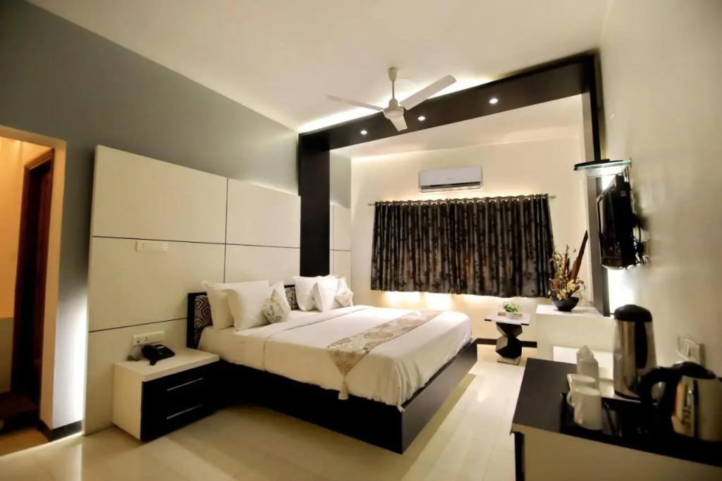 Ashish Palace - A City Centre Hotel
