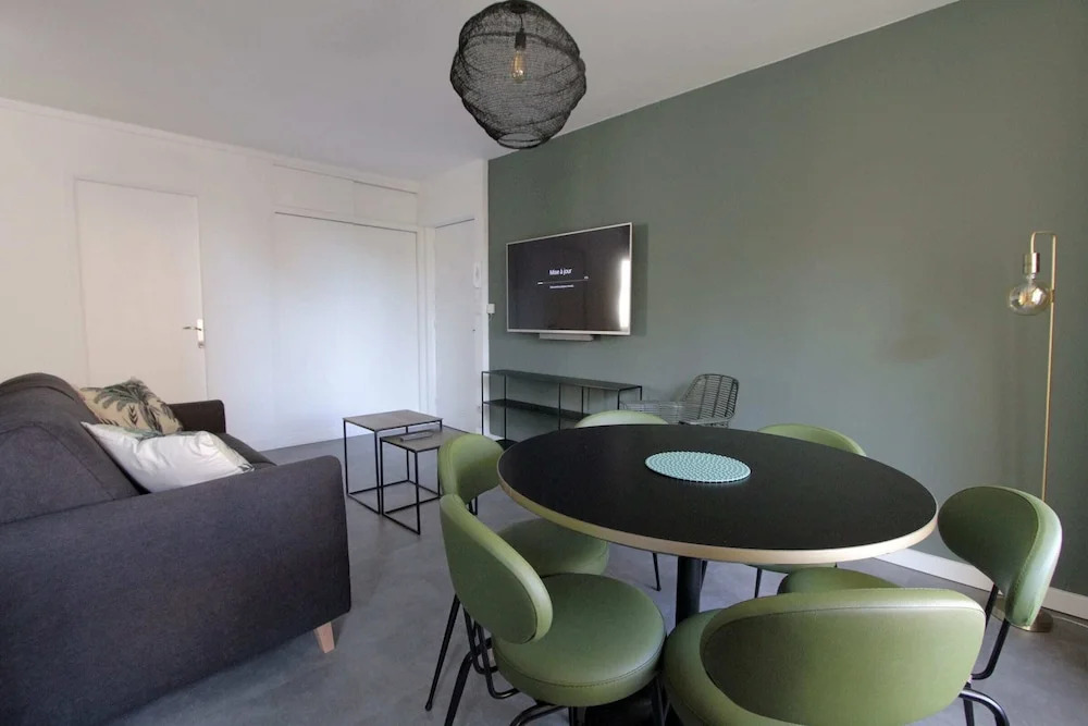 Quiet apt downtown with airco and a balcony