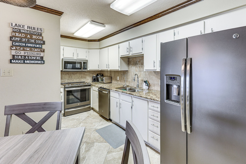 Hot Springs Condo on Lake Hamilton w/ Balcony!