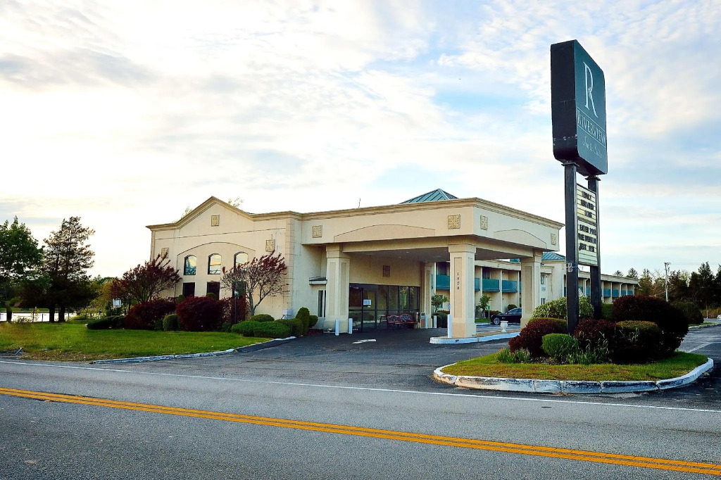 Riverview Inn & Suites