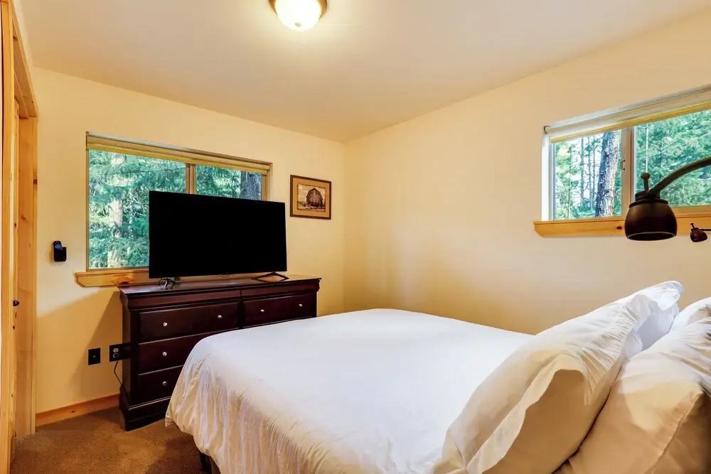 Hot Tub & Game Room: Ronald Retreat 2 Mi to Lake!