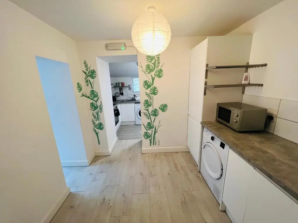 Tropical Apartment, 10 min from Blackpool tower, outside space, sleeps 12
