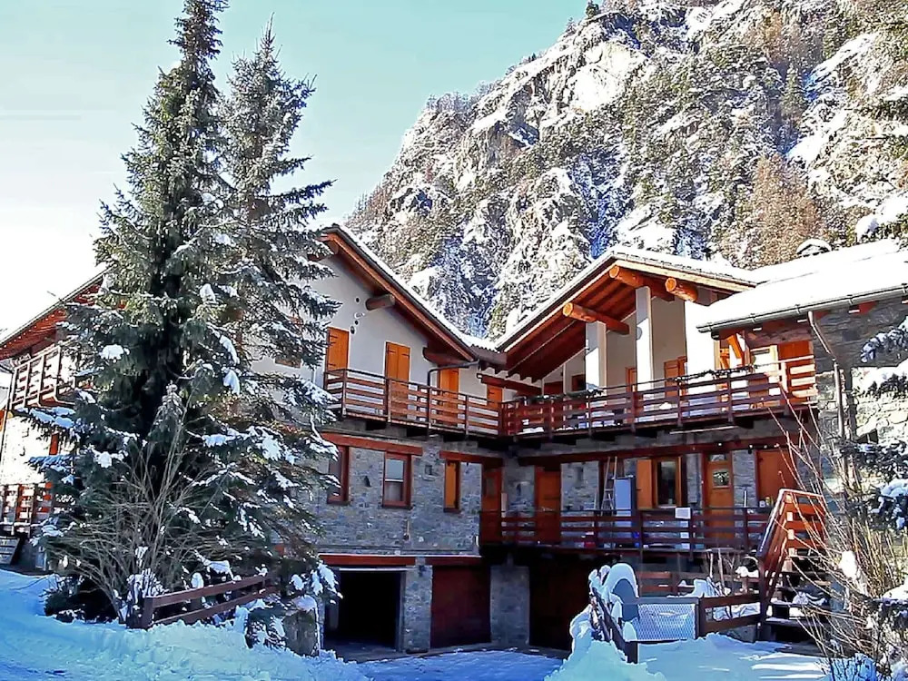 Spacious Apartment in Antey-Saint-André near Ski Lift