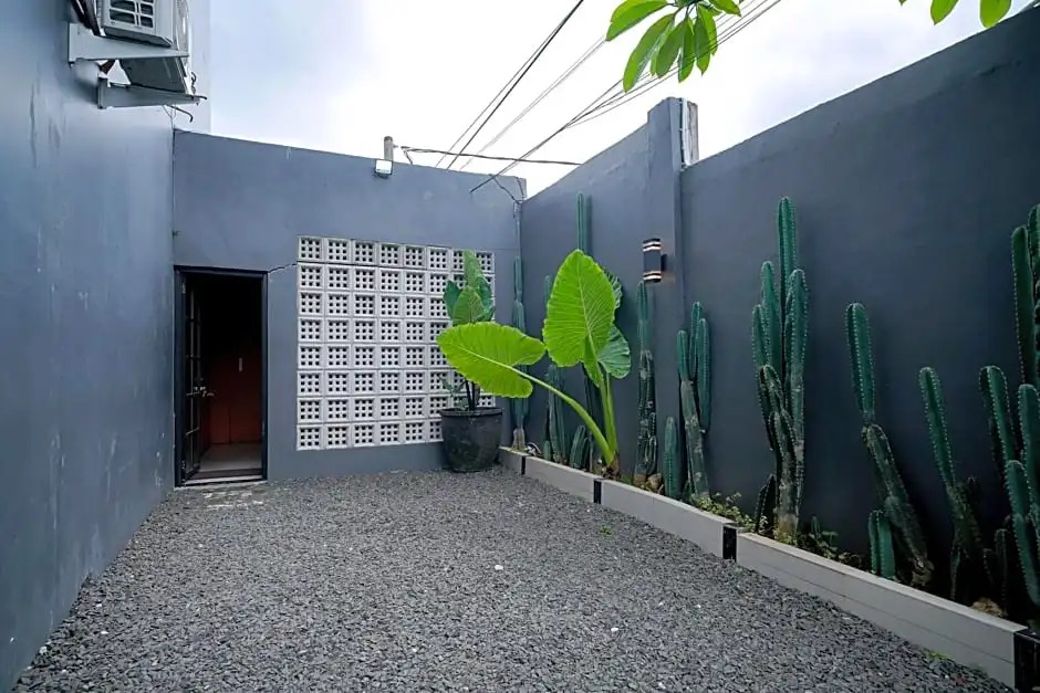 RedDoorz Premium at Raja Hostel Syariah
