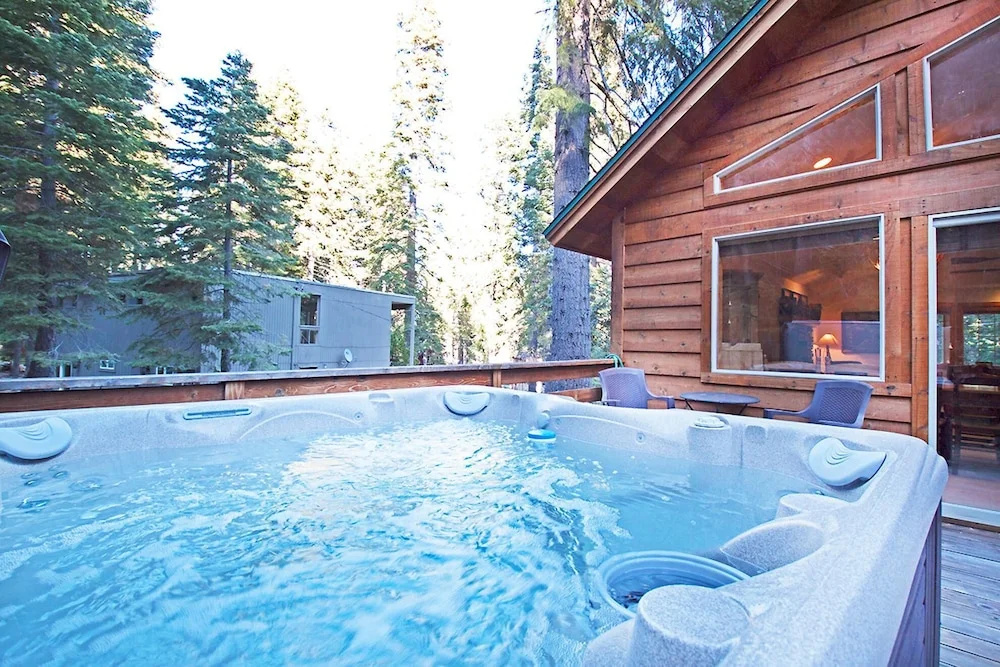 Griggs House - HOT TUB - Close to Tahoe City!